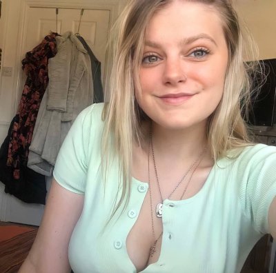 Сочная блондиночка обожает отсасывать толстый член