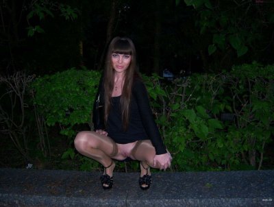 Девочка украсила киску пирсингом.