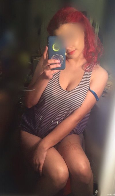 Рыженькая девочка фоткает свое интимное место