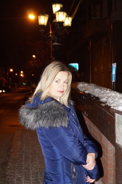 Сексапильная мамочка без трусиков на прогулке