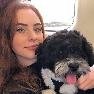 Пышка с огненными волосами демонстрирует свою промежность