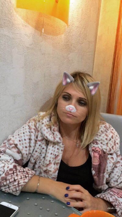 Дама снимает себя голой на камеру