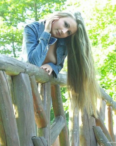 Обворожительная красотка позирует на свежем воздухе