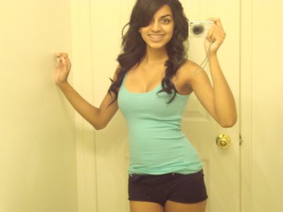 Красотка облизывает возбужденный член