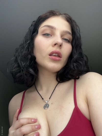 Выставила свою прелестную фигуру на фото перед зеркалом и на постели