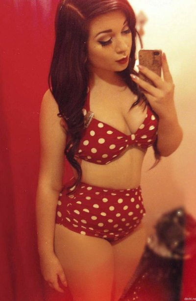 Обнаженная шатенка с тату на теле