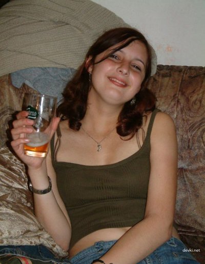 Развратная девочка раздевается в нетрезвом состоянии