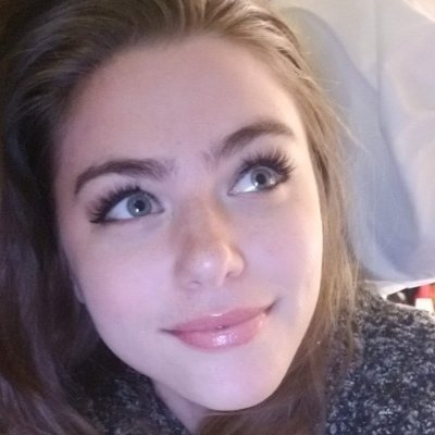 Соблазнительная рыжеволосая красотка без одежды