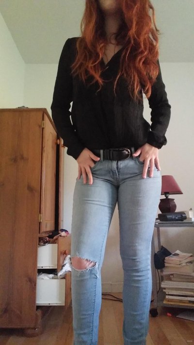 Сексуальная красотка с огненными волосами обнажается и принимает водные процедуры