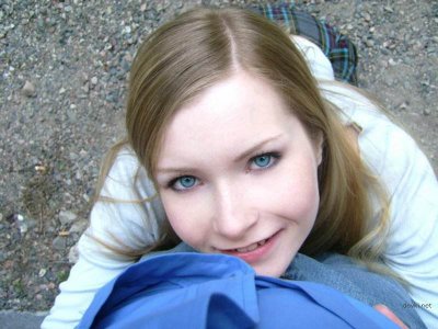 Девчонка сделала минет на улице и потрахалась у себя дома