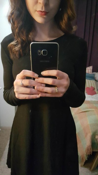 Сексуальная красотка показывает свои прелести, раздеваясь перед камерой