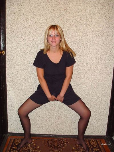 Сексуальное видео с привлекательной блондинкой в колготках без нижнего белья