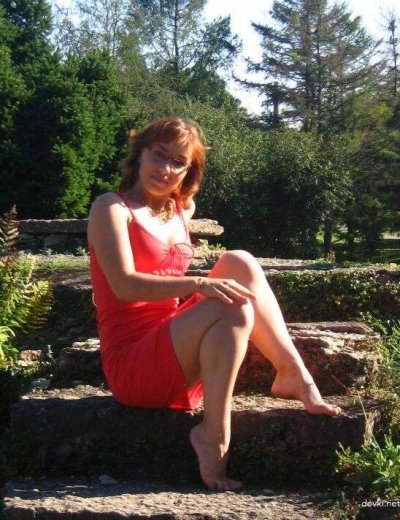 Интимные фотосеты огненной подружки: домашние снимки в красивых позах