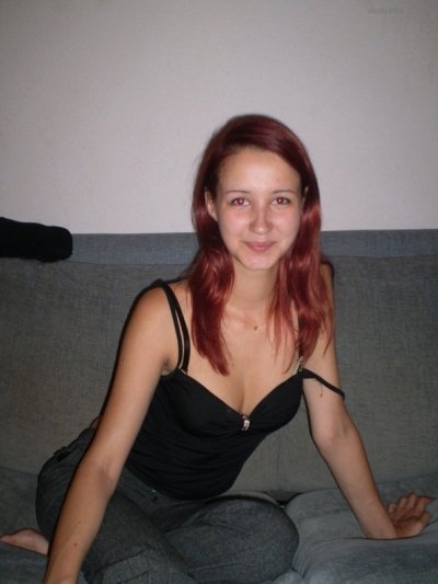 Шатенка удовлетворяет себя толстым дилдо