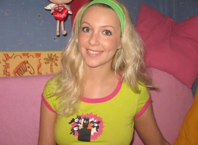 Блондинка с яркими волосами занимается анальным сексом