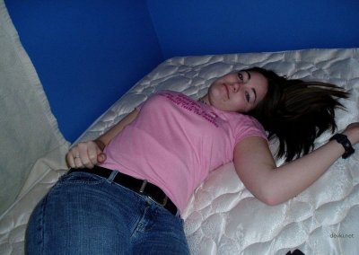 Развлекается у себя в постели с пилоткой