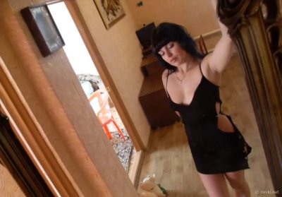 Супруга демонстрирует свои груди и интимную зону