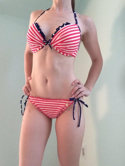 Развратная блондинка показывает свое идеальное тело в купальнике