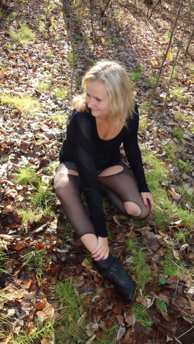 Развратная блондиночка на улице и в постели: фотосессия и страстный секс