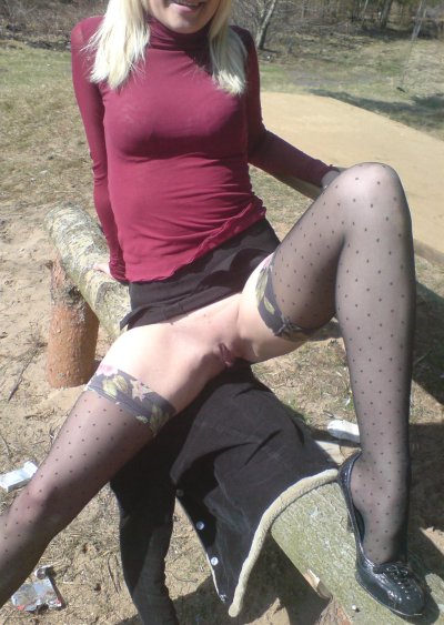 С раздетой блондинкой на свежем воздухе: горячая фотосессия!