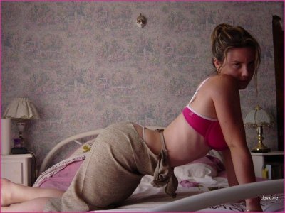 Тёлка играется с пиздой — горячее селфи 18+