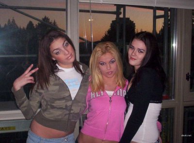 Девчонки слегка накатали и решили снять одежду