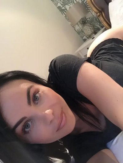 Горячая брюнетка демонстрирует интимные места в крупном формате