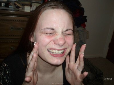 Поливаю всю мордашку горячим воском