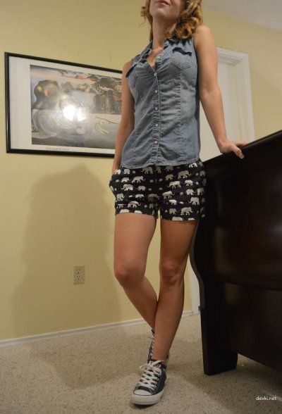 Девушка играет с секс-игрушкой и возбуждает всех