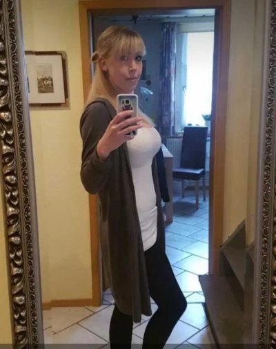 Сексуальная блондинка позирует голышом на камеру, развлекаясь