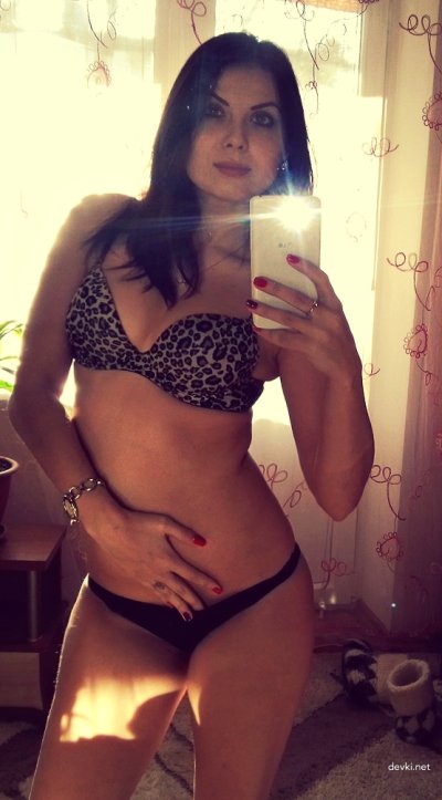 Сексуальная темноволосая красавица позирует без одежды и делает минет