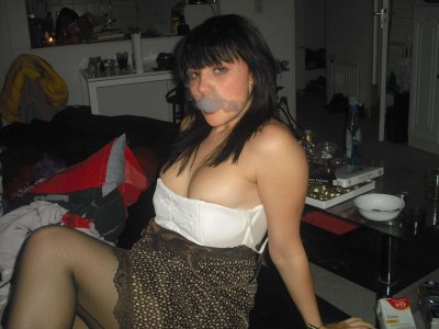 Шлюха демонстрирует свои обнаженные дойки