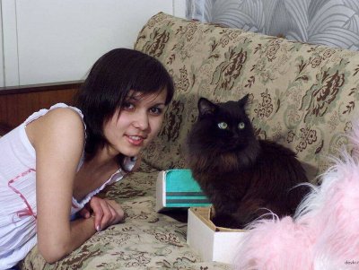 Горячая красотка без трусиков демонстрирует свое обнаженное тело