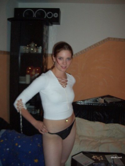 Красотка демонстрирует свою гладкую киску