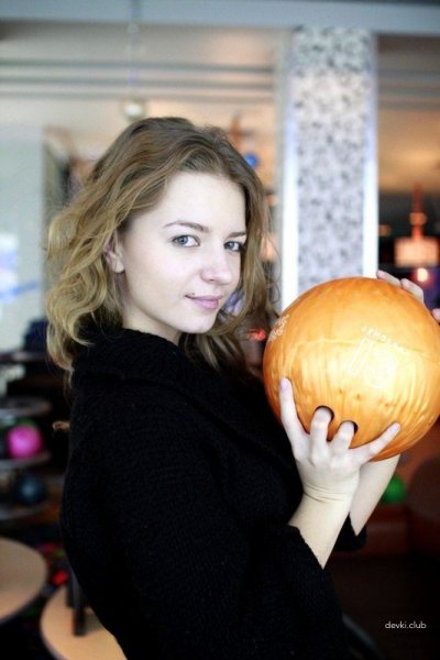 Школьница эротично показывает свои формы в снежной пустыне