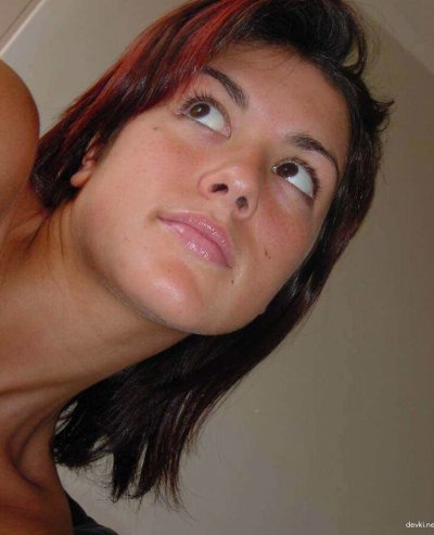 Сексуальная красотка делает откровенные снимки без одежды