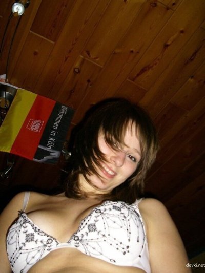 Вгоняю пальчик в киску девушке