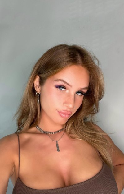 Горячая брюнетка показывает свои обнаженные формы на домашних снимках