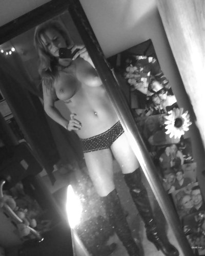 Девушка делает селфи перед зеркалом для порно-сайта