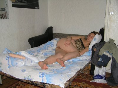 Муж и жена наслаждаются друг другом в студенческом общежитии