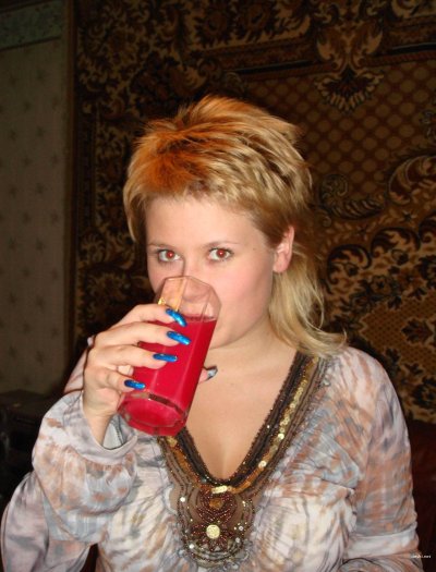 Брюнетка снимает свою пилотку на камеру