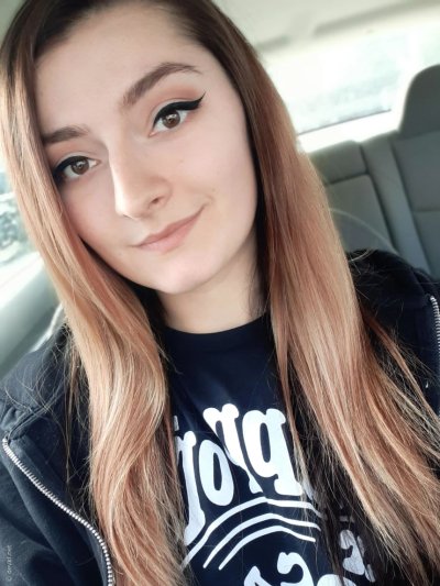 Шикарная красотка показывает свои сексуальные изгибы перед камерой