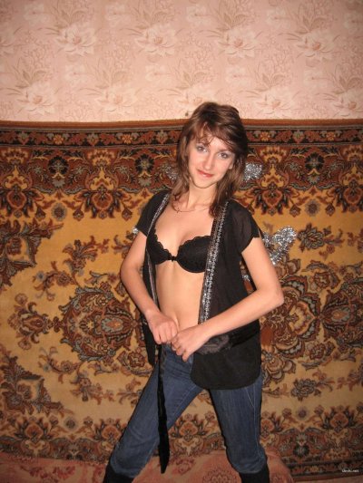 Завораживающий стриптиз на роскошном ковре: наслаждайся каждой деталью!