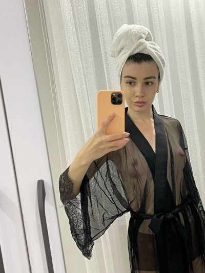 Сладкая красотка показывает свою прекрасную фигуру и интимные места на камеру