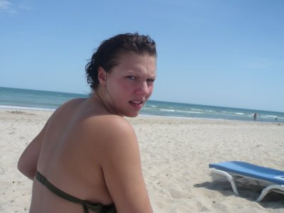 Баба развлекается на отдыхе на все сто