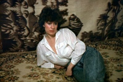 Милфа из 90-х шалит с секс-игрушкой