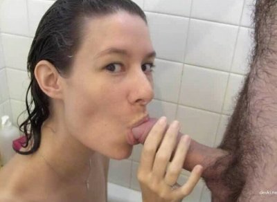 Девчонка в ванной отсасывает член своему парню - горячее видео!