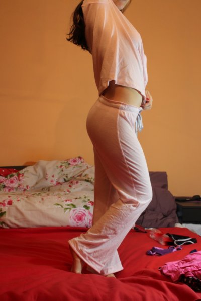 Горячая красотка раздевается и демонстрирует свои прелести на кровати!