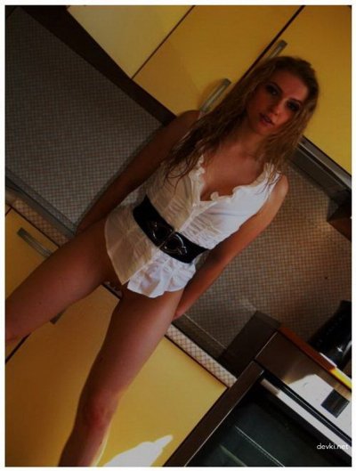 Женщина делает селфи на своей камере, создает любительские фотографии.