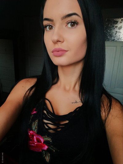 Фигуристая с прекрасным бюстом и татуировкой